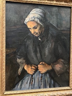 ロザリオを持つ老女