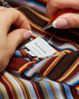多色のストライプ（Signature Stripe）。ブランドを指す記号として単独で通用する。
