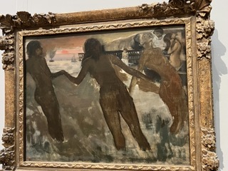 夕暮れの海で入浴する農村の少女たち
