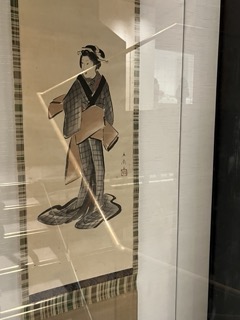 碁盤縞の着物を着る女