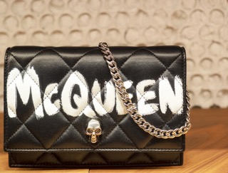 McQueen の文字が象徴的な財布。